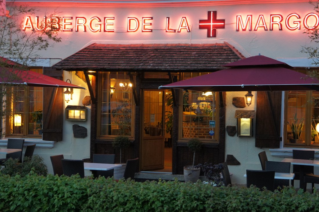 La terrasse et l'entrée de l'auberge